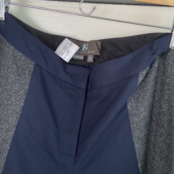 colorblocking in navy and dark gray. 2 side pockets, zipper in front. - Picture 2 of 4